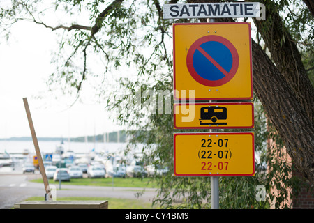 Panneau de circulation limitant les heures pendant lesquelles le camping dans cette région est admis Banque D'Images