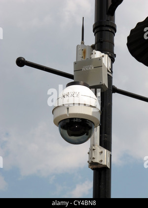 Caméra de surveillance de la police sur la lumière des postes. Banque D'Images