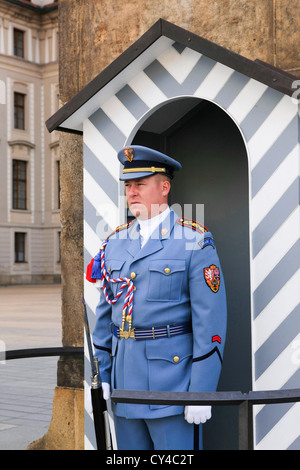 Un membre de la Garde royale tchèque en devoir à l'extérieur du Château de Prague Banque D'Images