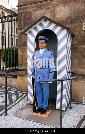 Un membre de la Garde royale tchèque en devoir à l'extérieur du Château de Prague Banque D'Images