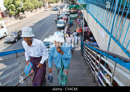 Les gens sur un escalier d'une Transition Bridge à Rangoon, Myanmar Banque D'Images