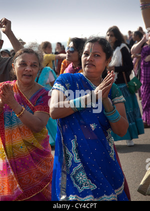 Les membres du mouvement Hare Krishna se rassemblent pour chanter et danser sur le front de mer de Brighton. Banque D'Images