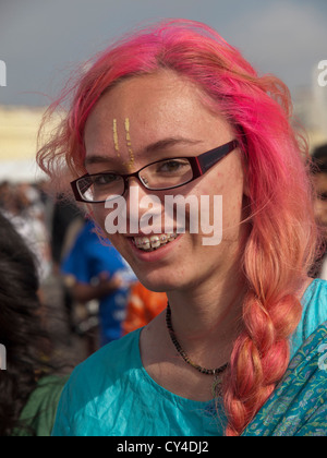 Les membres du mouvement Hare Krishna se rassemblent pour chanter et danser sur le front de mer de Brighton. Banque D'Images