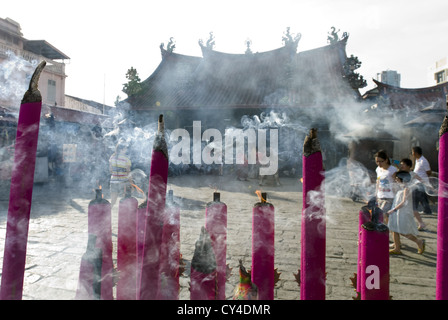 Les captures de la lumière du soleil la fumée d'encens géant qui brûlent à l'extérieur de la Déesse de la Miséricorde Temple à Penang, Malaisie Banque D'Images