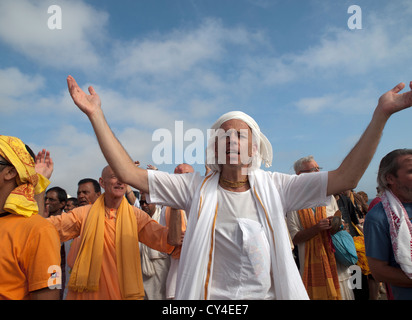 Les membres du mouvement Hare Krishna se rassemblent pour chanter et danser sur le front de mer de Brighton. Banque D'Images