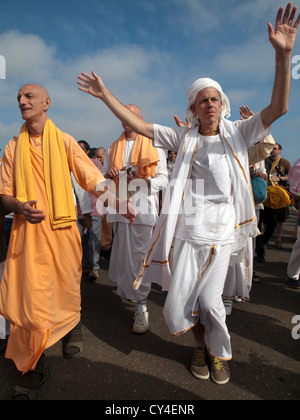 Les membres du mouvement Hare Krishna se rassemblent pour chanter et danser sur le front de mer de Brighton. Banque D'Images