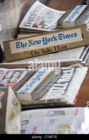 Kiosque à journaux à Manhattan, gros plan sur un signe ' Le New York Times en vente ici' - New York City, USA Banque D'Images