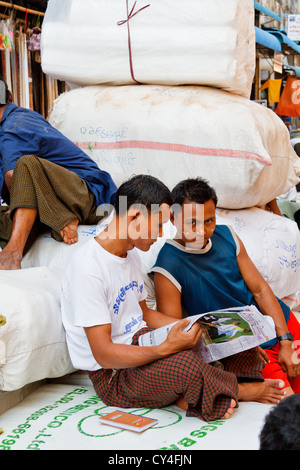 La vie de rue typique à Rangoon, Myanmar Banque D'Images