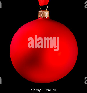 Boule de Noël rouge isolé sur fond noir Banque D'Images