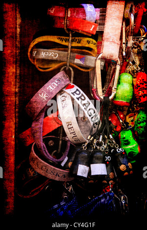 Bracelets de brefs et le chien conduit à la vente à un magasin de souvenirs à Prague Banque D'Images