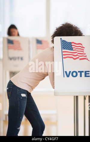 USA, New Jersey, Jersey City, femme en cabine de vote Banque D'Images