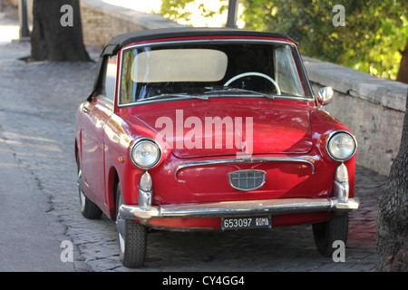 Une belle photo d'une cabrio romantique topolino voiture rouge, Fiat 600, Roma, Rome, Rome, Italie, photoarkive Banque D'Images