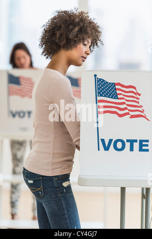 USA, New Jersey, Jersey City, femme en cabine de vote Banque D'Images