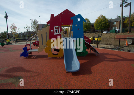 Aire de jeux dans un parc à Newark, New Jersey le mercredi, Octobre 17, 2012. (© Frances M. Roberts) Banque D'Images