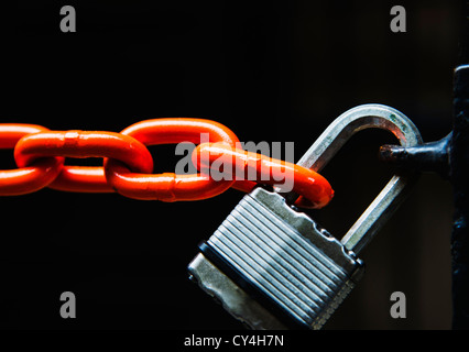 Chaîne avec cadenas on black background, studio shot Banque D'Images