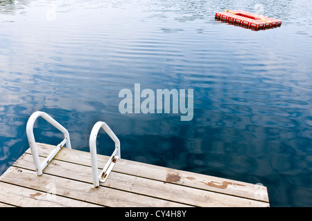 Dock et échelle d'été lac calme avec plateforme de plongée dans la région de Ontario Canada Banque D'Images