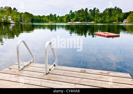 Dock et échelle d'été lac avec plateforme de plongée dans la région de Ontario Canada Banque D'Images