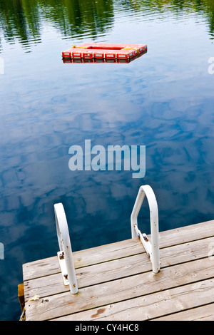 Dock et échelle d'été lac avec plateforme de plongée dans la région de Ontario Canada Banque D'Images