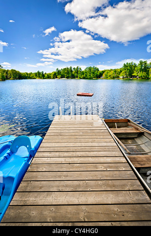 Station d'été belle en bois sur le lac Ontario au Canada Banque D'Images