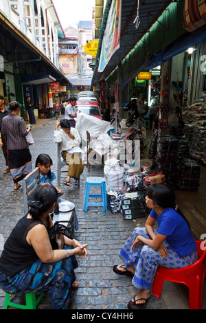 La vie de rue typique à Rangoon, Myanmar Banque D'Images