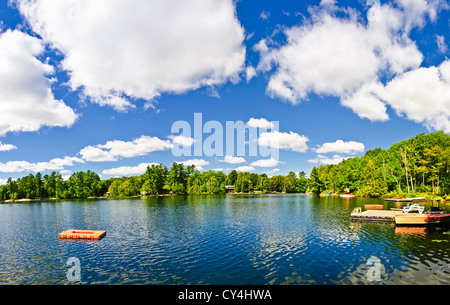 Magnifique lac avec quai et plate-forme de plongée dans la région de Ontario Canada cottage country Banque D'Images