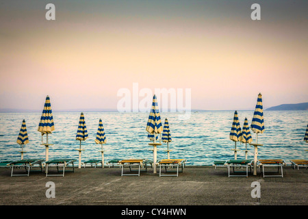 Fermé parasols de plage sur le front de mer au coucher du soleil à Opatija, Croatie Banque D'Images