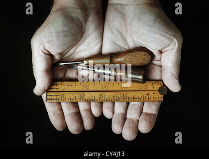 Studio shot of hands holding outils anciens Banque D'Images