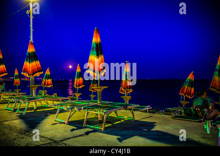 Fermé parasols de plage sur le front de mer à minuit à Opatija, Croatie Banque D'Images