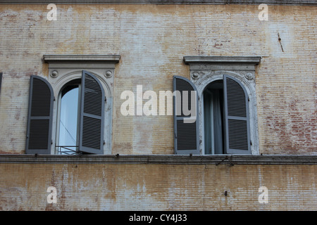 Belles et élégantes fenêtres historiques murs de bâtiments dans le centre de la ville, Rome, l'histoire, les voyages, l'Italie, l'photoarkive Banque D'Images