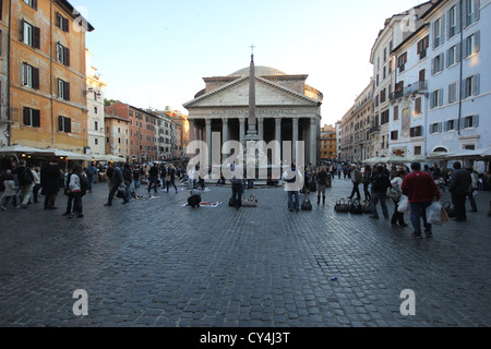 Rue menant à la Piazza della Rotonda, Fontana del Pantheon, la fontaine du Panthéon, voyage, Italie, Rome, la rue, les gens Banque D'Images