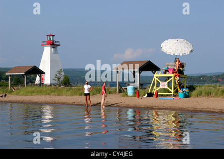 Canada Nouvelle-Écosse Cape Breton Baddeck Lac Bras d'Or phare avec plage surveillée Banque D'Images