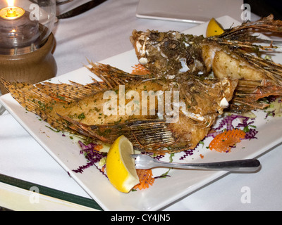 Assiette de poisson-papillon est servi Banque D'Images