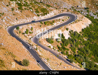 Vue aérienne d'un lacet de montagne road Banque D'Images