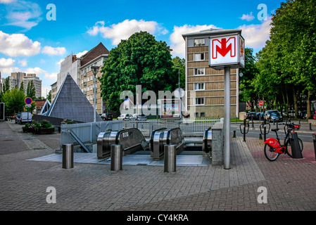 La station de métro signe et escalator à Lille France Banque D'Images