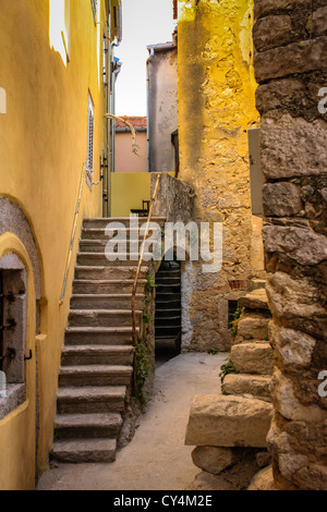 Les rues étroites et bâtiments colorés dans le petit village de Punat sur l'île de Krk Croatie Banque D'Images