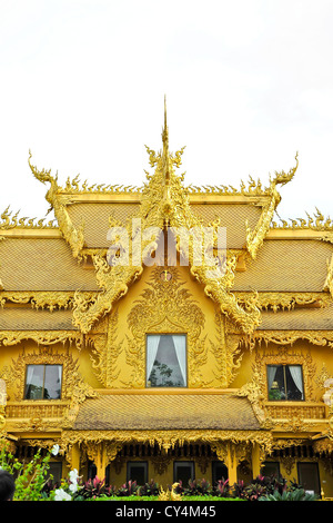 Golden hall à white temple (Wat Rong Khun, Chiang Rai, Thaïlande). Banque D'Images