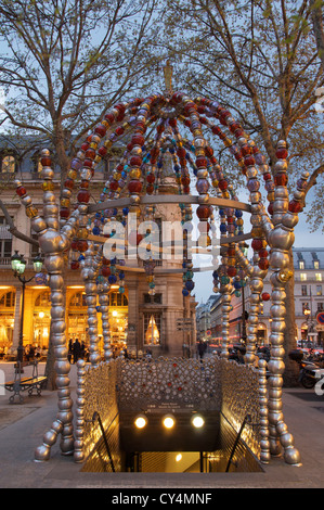 Kiosque des Noctambules (Nightwalkers) : Une entrée de la moderne idiosyncrasiques Paris Métro à la place Colette, conçu par jean-michel Othoniel. La France. Banque D'Images