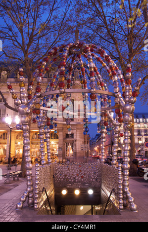 Kiosque des Noctambules (Nightwalkers) : Une entrée de la moderne idiosyncrasiques Paris Métro à la place Colette, conçu par jean-michel Othoniel. La France. Banque D'Images