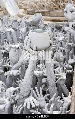 Résumé de l'enfer en mains statue Wat Rong Khun à Chiang Rai de Thaïlande Banque D'Images