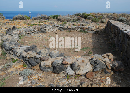 Un village de l'âge du Bronze près de Punta Milazzese, Panarea, Iles Eoliennes, Sicile, Italie. Banque D'Images