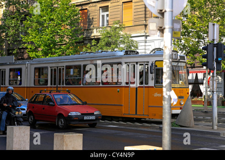 Mix Tram avec des voitures sur les routes de Budapest Banque D'Images