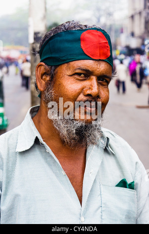 Portrait d'homme barbu d'âge moyen du Bangladesh avec flag sur son front. Dhaka, Bangladesh Banque D'Images