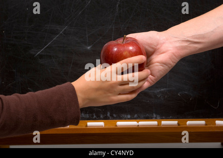 Donner aux étudiants l'apple pour enseigner, similaire à la classique photo de secousses Banque D'Images