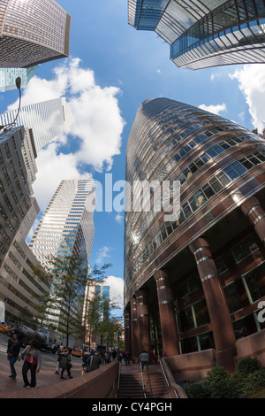 Le ciel et gratte-ciel, y compris le bâtiment rouge à lèvres et Citigroup Center, à partir de 54e et de Lexington, à New York. Banque D'Images