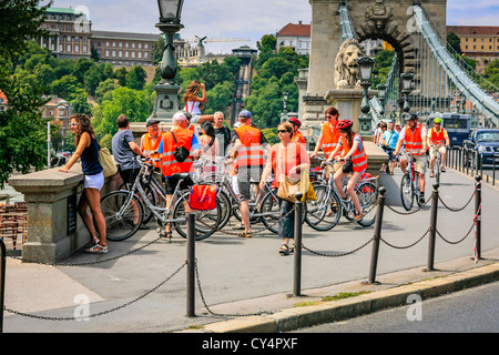 Un groupe de cyclistes à Budapest qui portaient tous des vestes orange Hi-Vis Banque D'Images