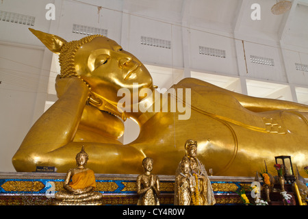 Statue du Bouddha d'or couché, Chanthaburi, est de la Thaïlande. Banque D'Images