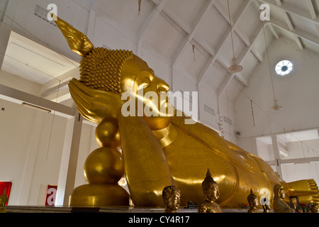 Statue du Bouddha d'or couché, Chanthaburi, est de la Thaïlande. Banque D'Images