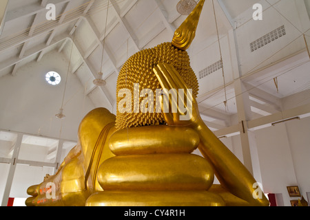 Statue du Bouddha d'or couché, Chanthaburi, est de la Thaïlande. Banque D'Images