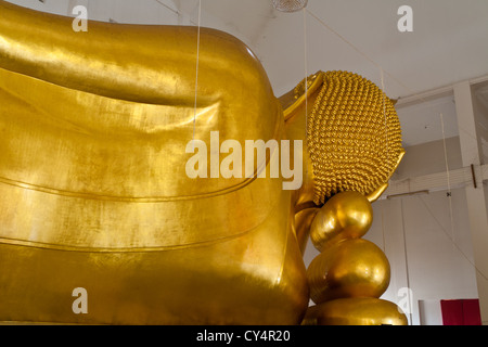 Statue du Bouddha d'or couché, Chanthaburi, est de la Thaïlande. Banque D'Images