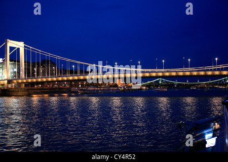 Le pont Elizabeth (Erzsébet) la nuit à Budapest Banque D'Images